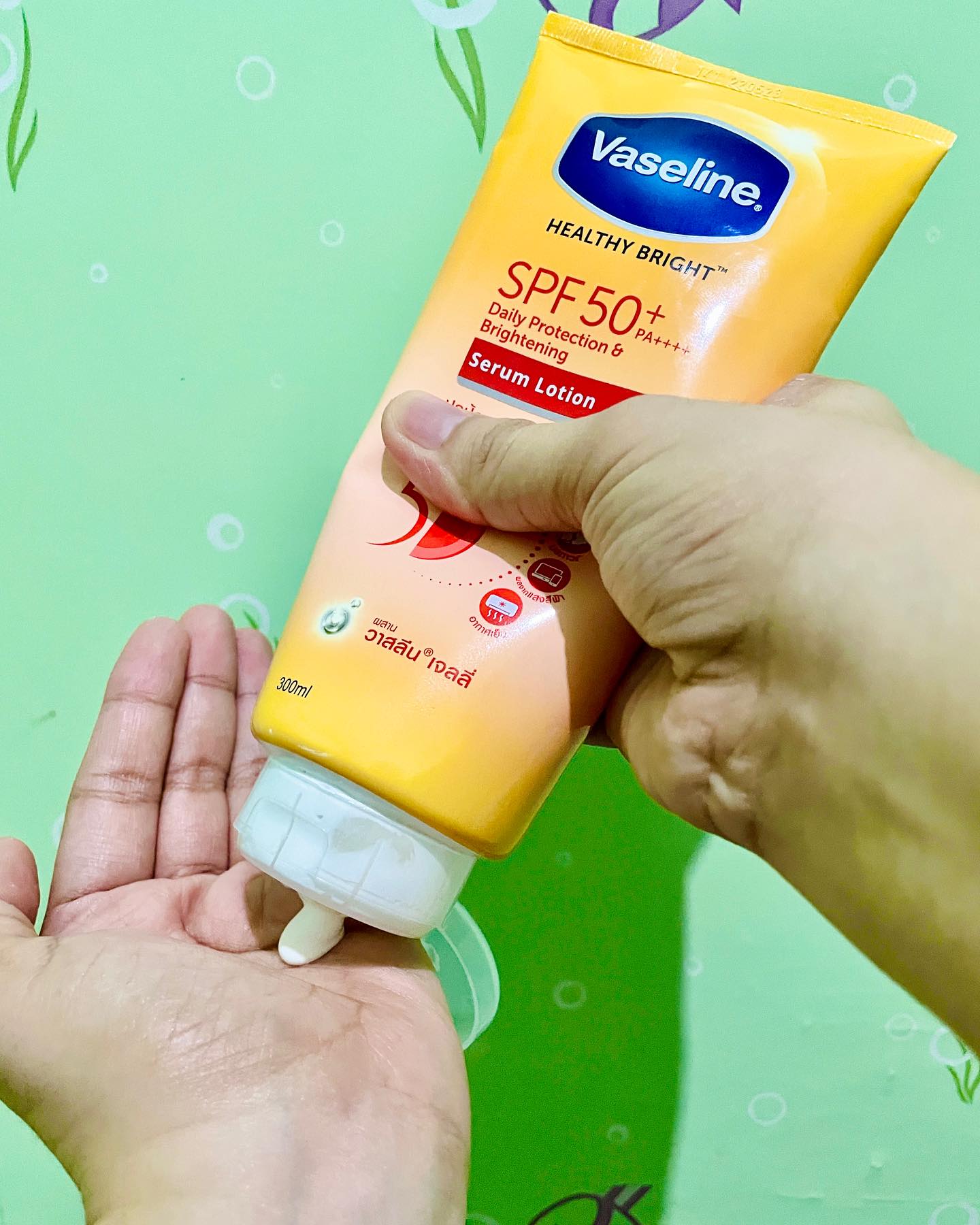 Vaseline Healthy Bright SPF50+ PA++++ Serum Sunscreen Body Lotion UV Protection Whitening Moisturizing Sunblock Anti Dark Spots Fast Absorbing Non Greasy Daily Use for All Skin Types 300ml
