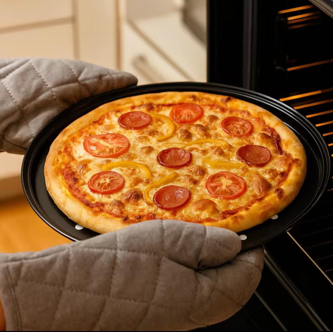 PIZZA PAN that is Non stick 32cm in size, microwave and oven safe, washing machine friendly, does not peel the non stick surface