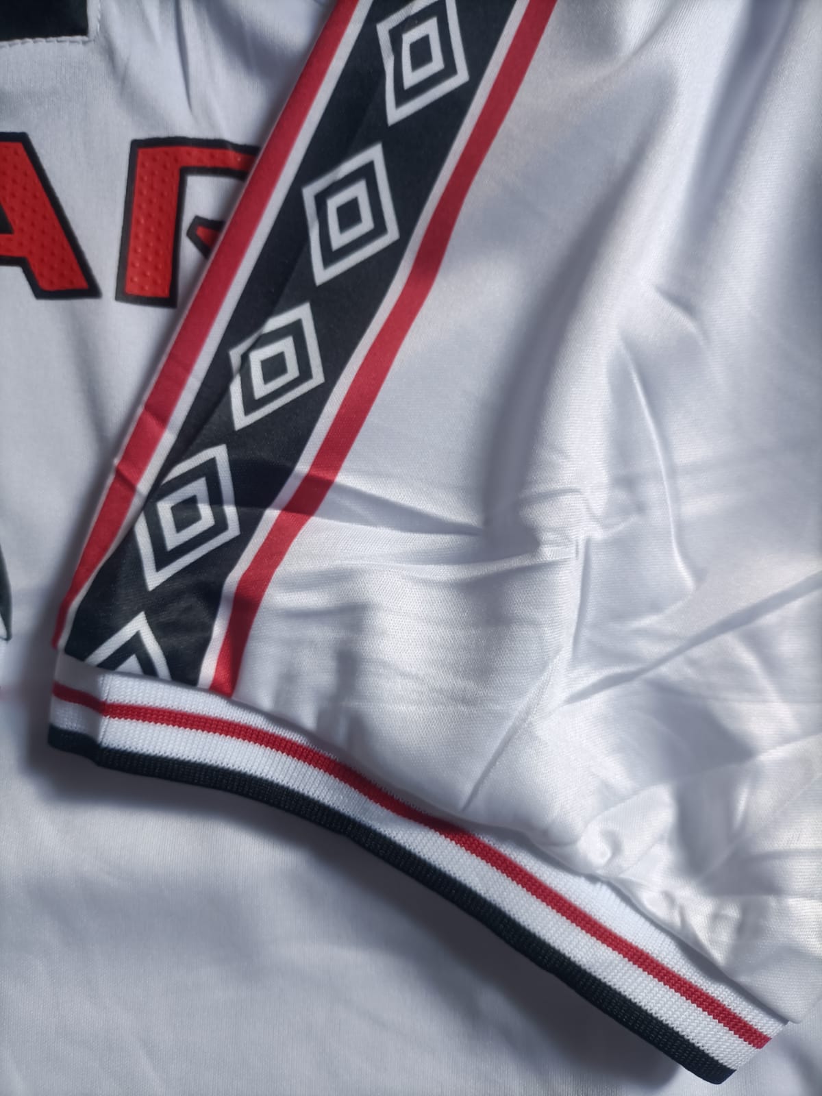 Iconic Manchester United 1998-2000 Away Jersey. Own a piece of football royalty. This isn’t just a jersey—it’s a tribute to one of the most legendary eras in Manchester United’s history.