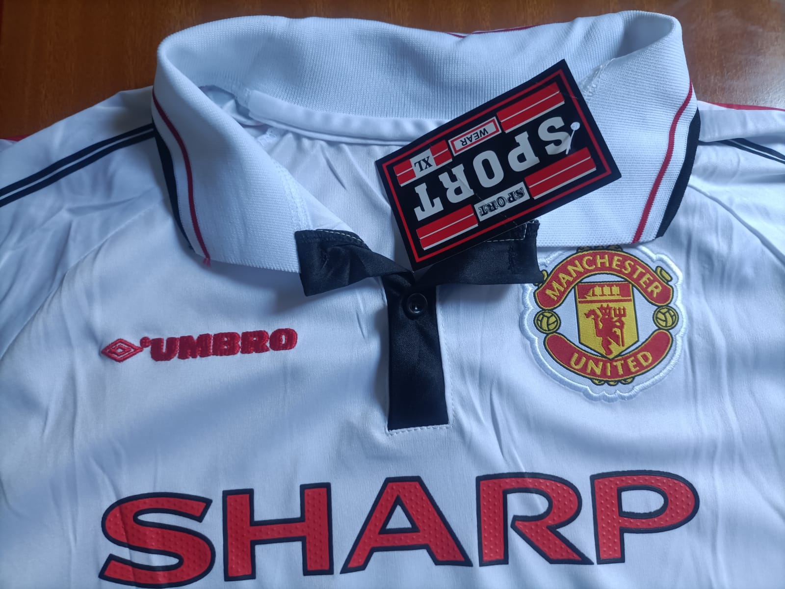 Iconic Manchester United 1998-2000 Away Jersey. Own a piece of football royalty. This isn’t just a jersey—it’s a tribute to one of the most legendary eras in Manchester United’s history.