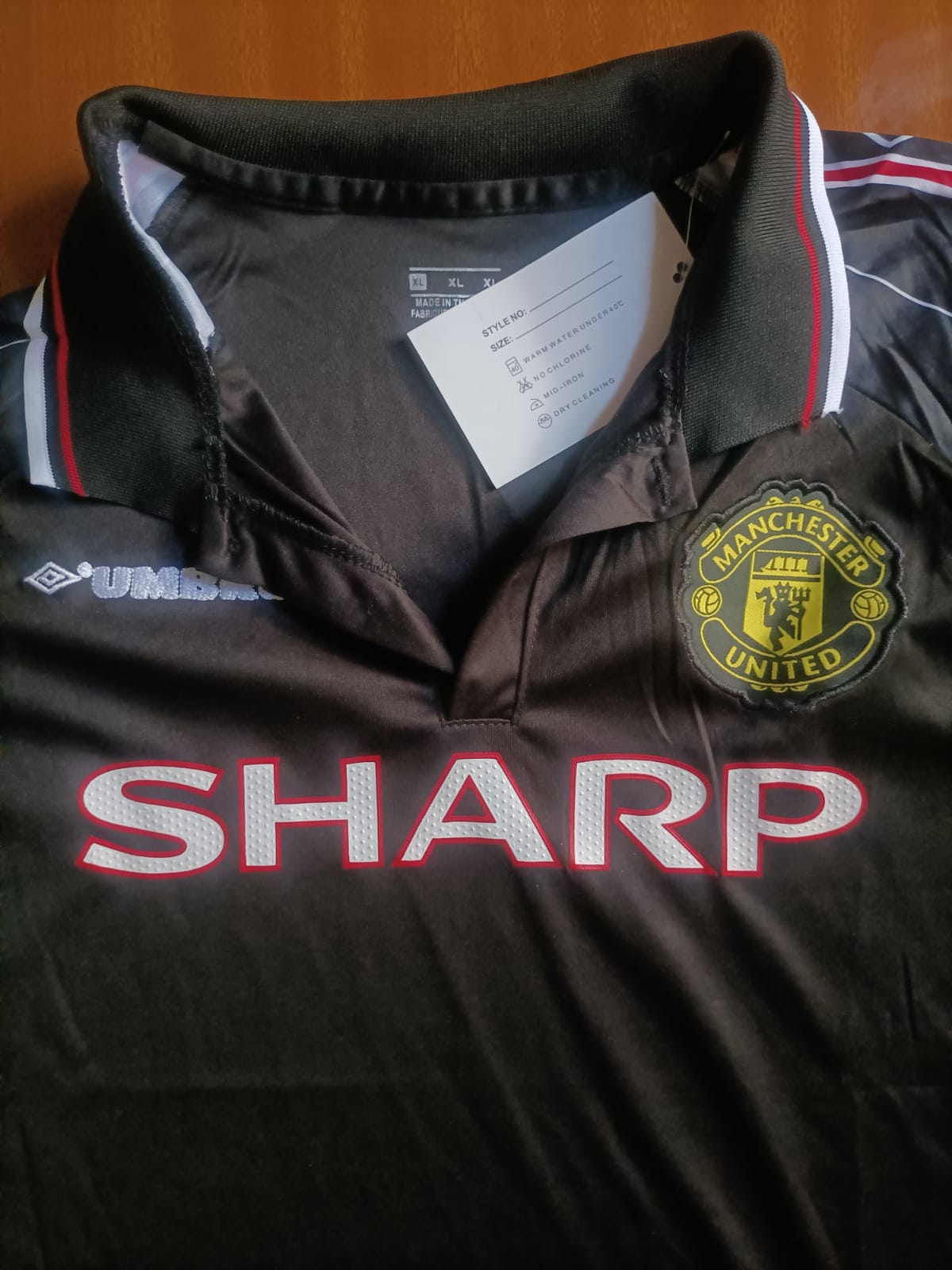 Iconic Manchester United 1998-2000 Away Jersey. Own a piece of football royalty. This isn’t just a jersey—it’s a tribute to one of the most legendary eras in Manchester United’s history.