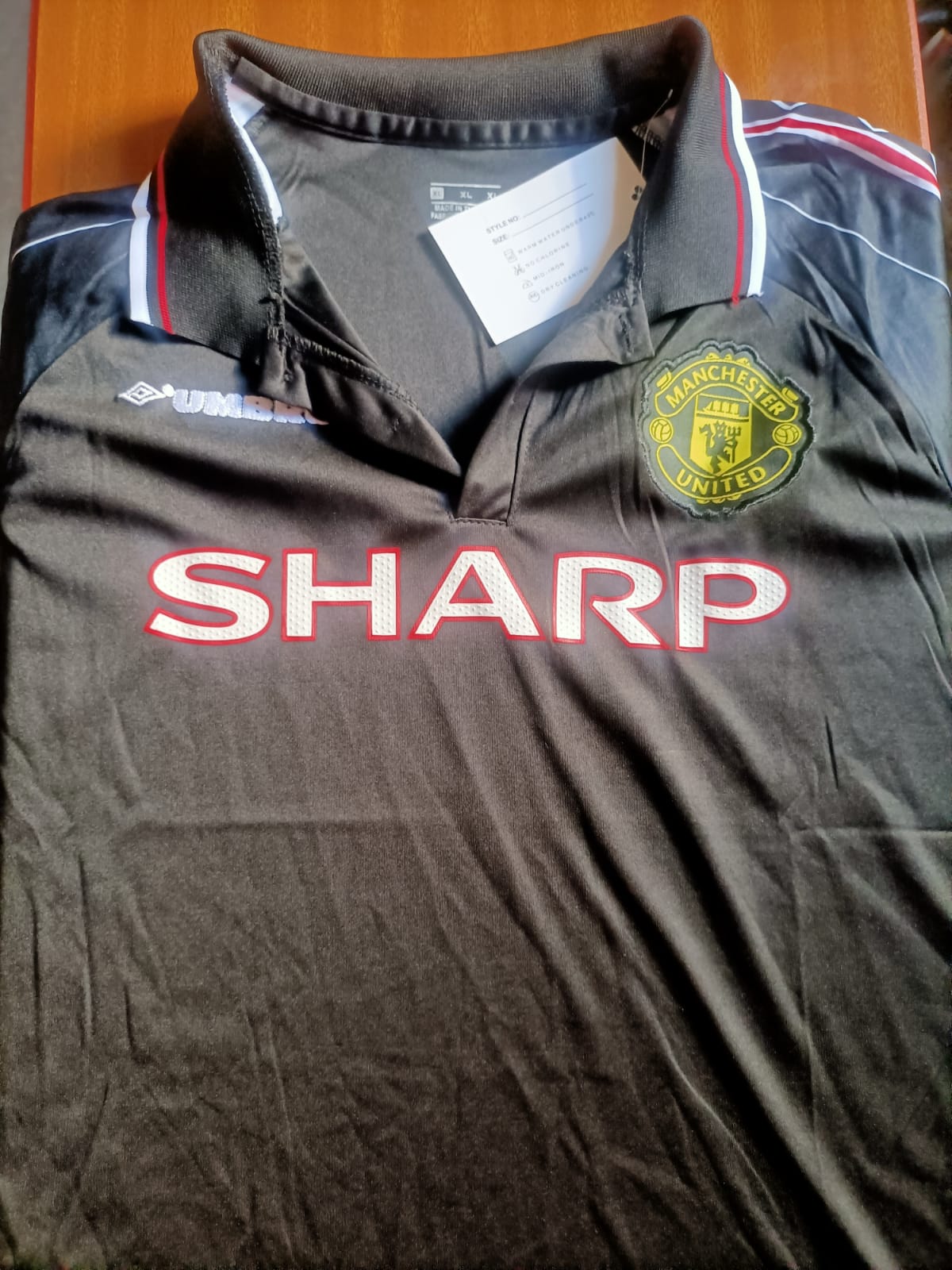 Iconic Manchester United 1998-2000 Away Jersey. Own a piece of football royalty. This isn’t just a jersey—it’s a tribute to one of the most legendary eras in Manchester United’s history.