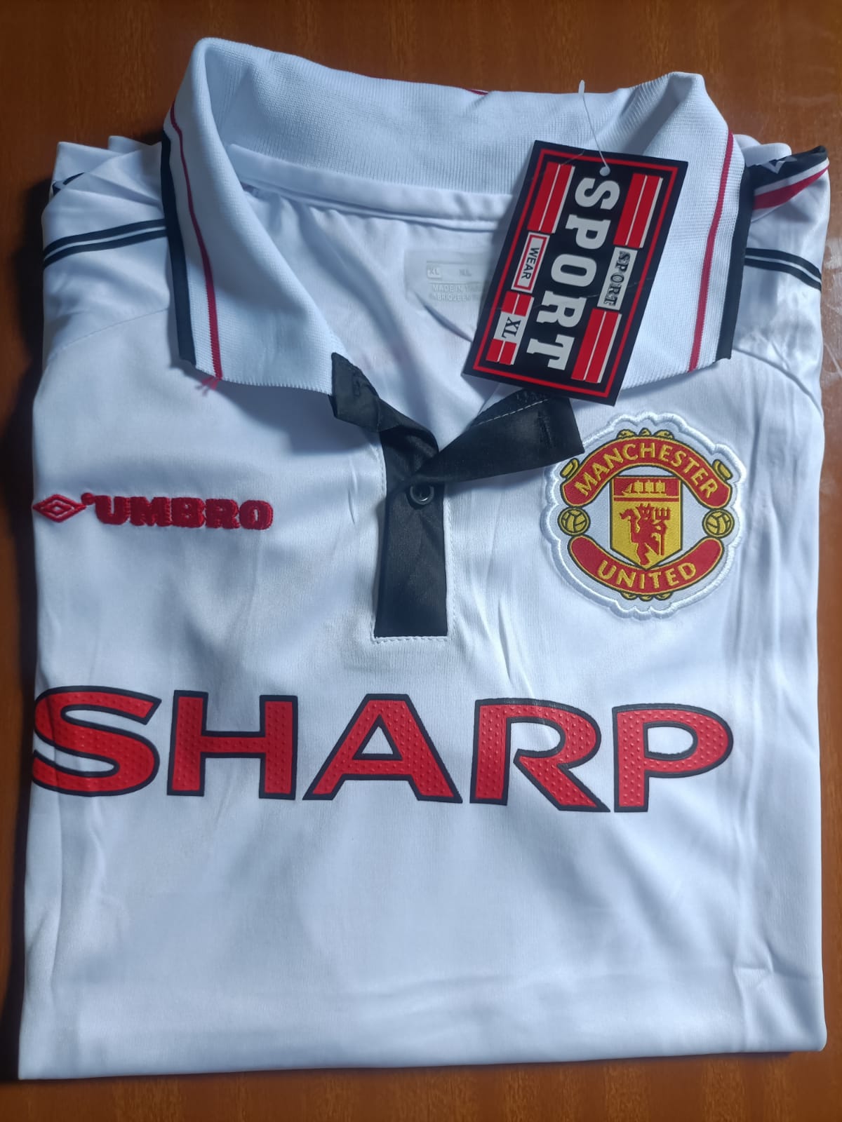 Iconic Manchester United 1998-2000 Away Jersey. Own a piece of football royalty. This isn’t just a jersey—it’s a tribute to one of the most legendary eras in Manchester United’s history.