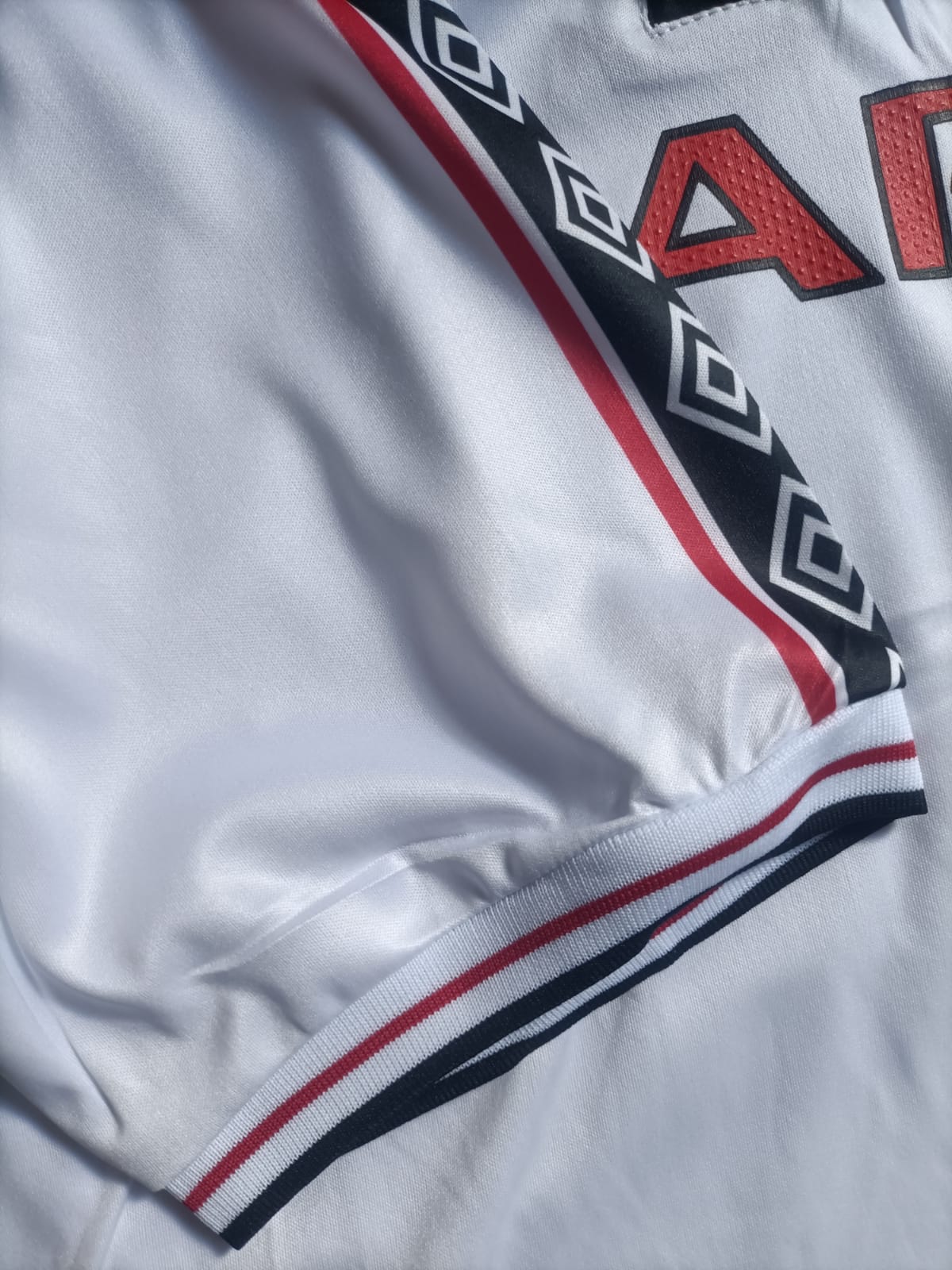 Iconic Manchester United 1998-2000 Away Jersey. Own a piece of football royalty. This isn’t just a jersey—it’s a tribute to one of the most legendary eras in Manchester United’s history.