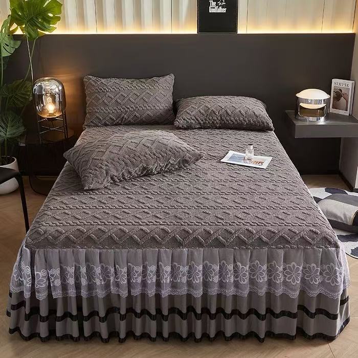 BEDSPREAD. Luxurious Bed Spread with 2 pillow cases, 6*6.