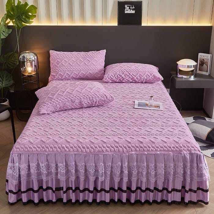 BEDSPREAD. Luxurious Bed Spread with 2 pillow cases, 6*6.