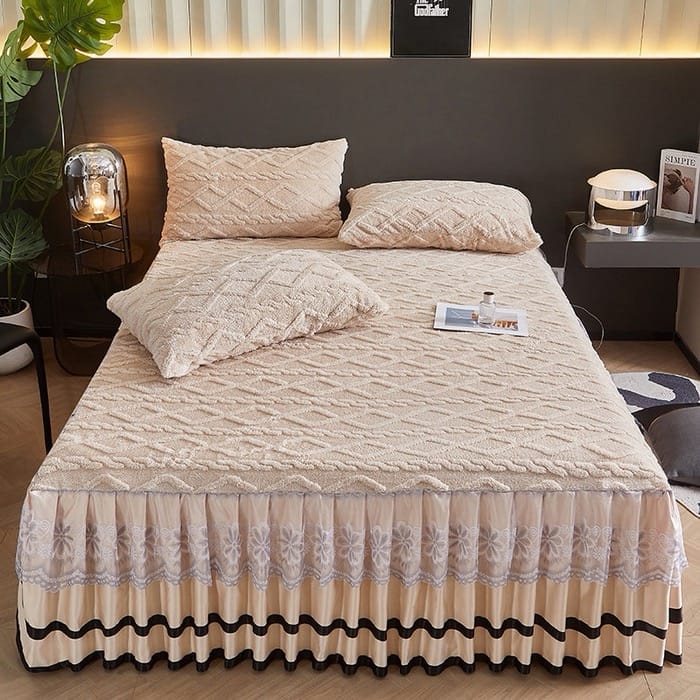 BEDSPREAD. Luxurious Bed Spread with 2 pillow cases, 6*6.