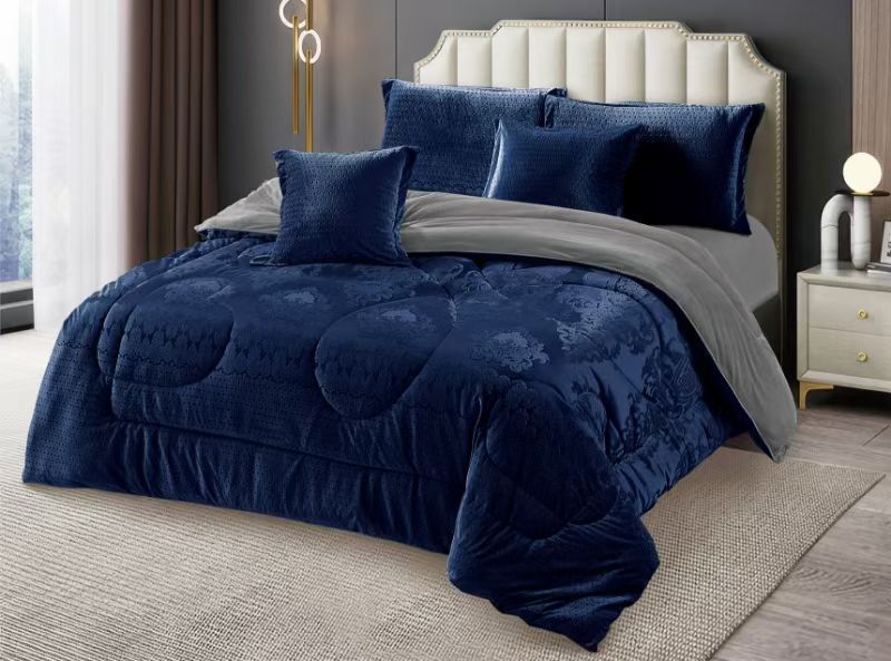 🔅🔅🔅 Silk duvet 
✨1 pc duvet
✨1pc bedsheet
✨2 pcs pillow cases
✨2 pcs throw pillow cases 
Size,;6x7