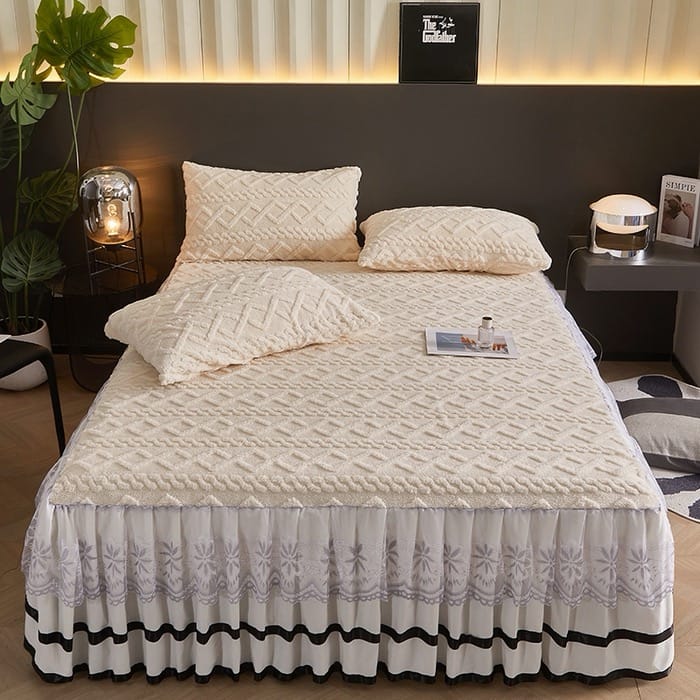 BEDSPREAD. Luxurious Bed Spread with 2 pillow cases, 6*6.