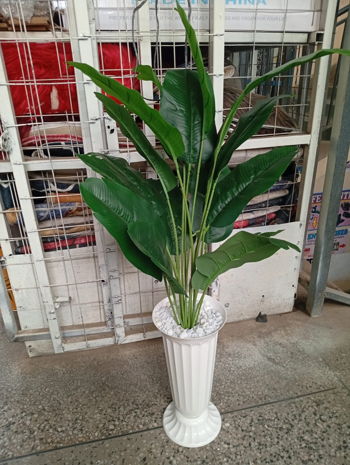 Luxury Artificial Bird of Paradise Plant with White Fluted Vase & Decorative Stones - 1.2m Realistic Faux Banana Tree for Home & Office Decor - Lifelike Large Potted Greenery - Traveler’s Palm Set  .