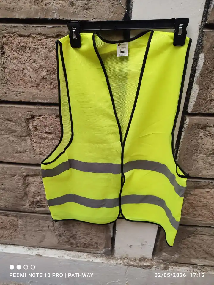 AFFORDABLE REFLECTOR JACKET THAT DELIVERS MAXIMUM VISIBILITY, SAFETY, AND EVERYDAY COMFORT 🌟🦺STEP OUT WITH CONFIDENCE KNOWING YOU’RE FULLY VISIBLE DAY AND NIGHT WITH THIS HIGH-QUALITY REFLECTOR