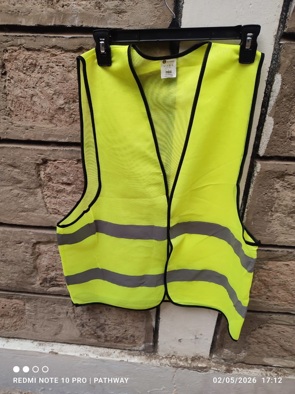 AFFORDABLE REFLECTOR JACKET THAT DELIVERS MAXIMUM VISIBILITY, SAFETY, AND EVERYDAY COMFORT 🌟🦺STEP OUT WITH CONFIDENCE KNOWING YOU’RE FULLY VISIBLE DAY AND NIGHT WITH THIS HIGH-QUALITY REFLECTOR