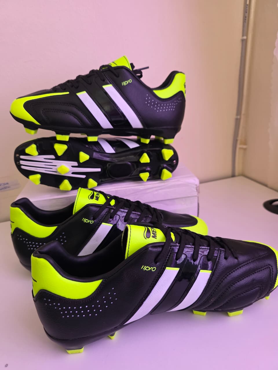 Latest🔥🔥🔥🔥🔥High Quality inter socks Football Soccer boots🔥🔥🔥🔥🔥 A very good Quality and very comfortable🔥🔥🔥🔥High Quality Football  boots🔥🔥🔥🔥🔥  very comfort COLOUR AS IN PICTURE