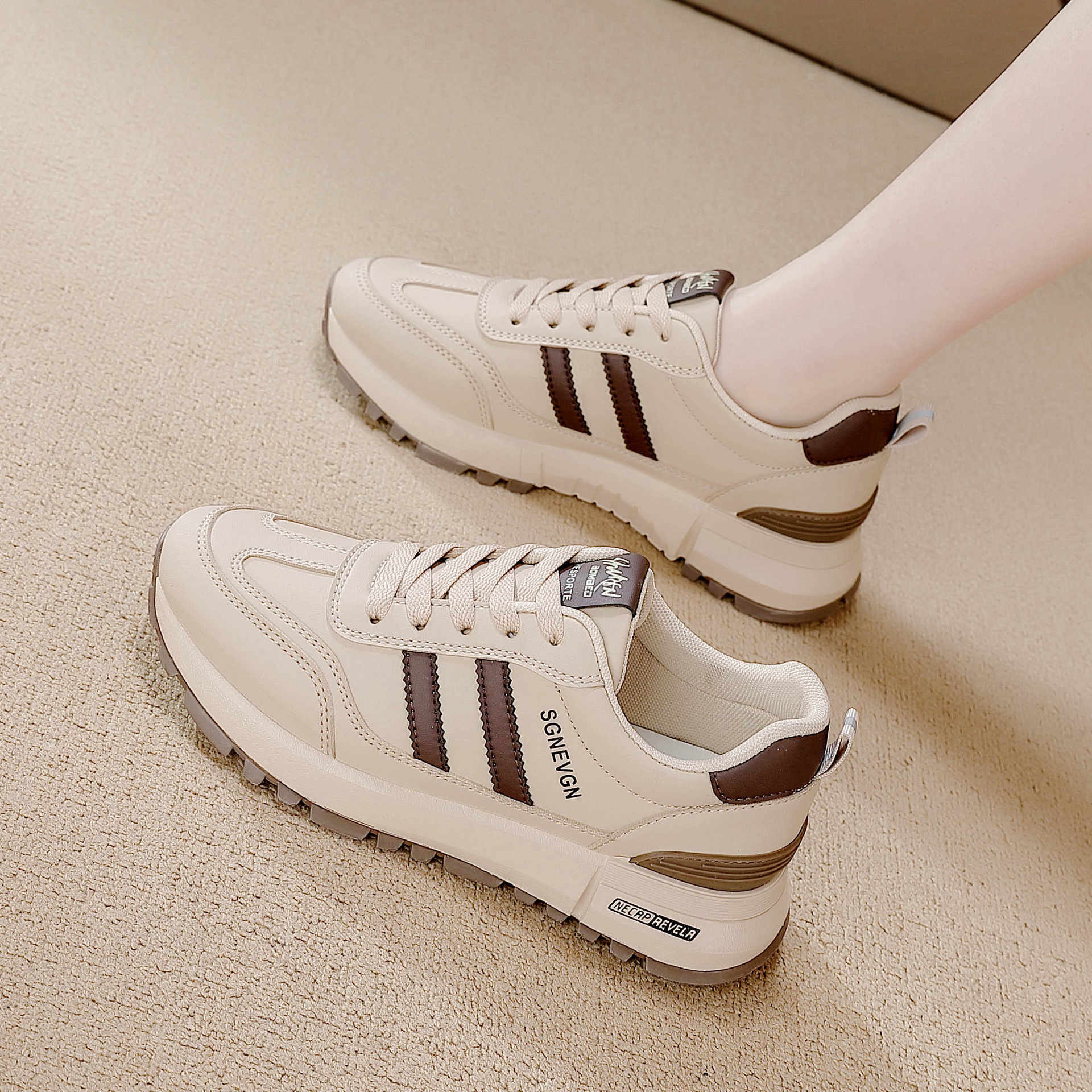 Leather sports shoes for women, versatile 2026 spring and autumn running flat anti-slip fashionable casual shoes