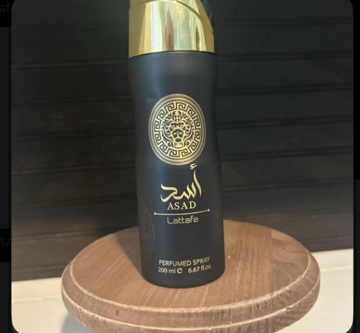 Lattafa Asad 200ml: Matte black can with gold lion medallion, gold cap. Warm spicy-sweet scent of black pepper, pineapple, tobacco, coffee, patchouli, amber, vanilla. Bold, long-lasting, strong projec