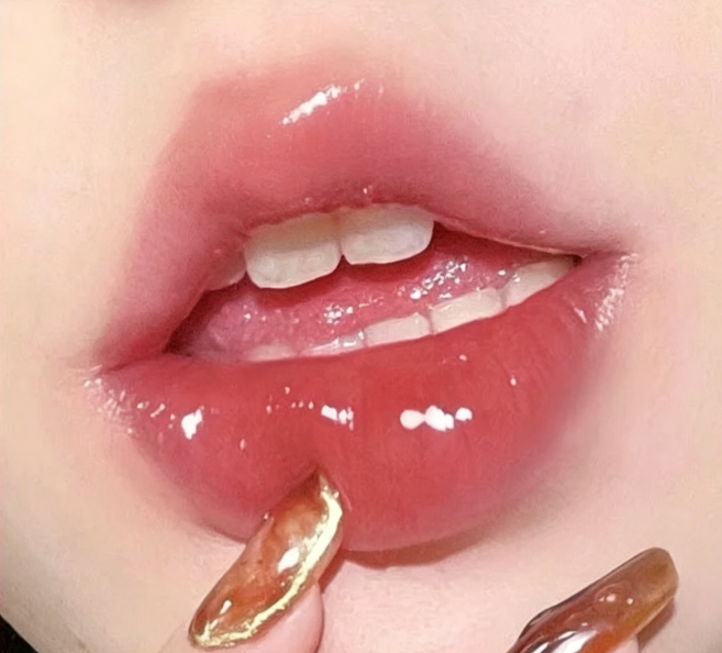Double-headed glossy lip balm, mirror-like hydrating lip gloss, long-lasting cute cartoon lip color, suitable for girls and women to use