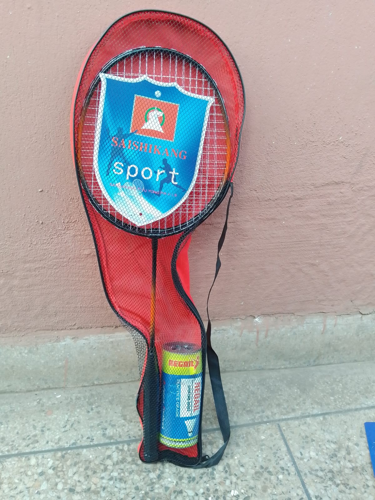 🏸 Badminton Racket Set with 2 Shuttlecocks – Ready to Play!
Step onto the court with confidence using this all-in-one badminton set, perfect for fun matches and skill-building sessions. Designed for