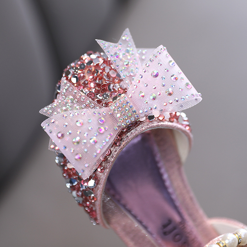 New girls' sandals, princess shoes, bows, pearl sequins and dresses, princess shoes, soft-soled shoes, are suitable for daily casual birthday, school party and dinner performances.