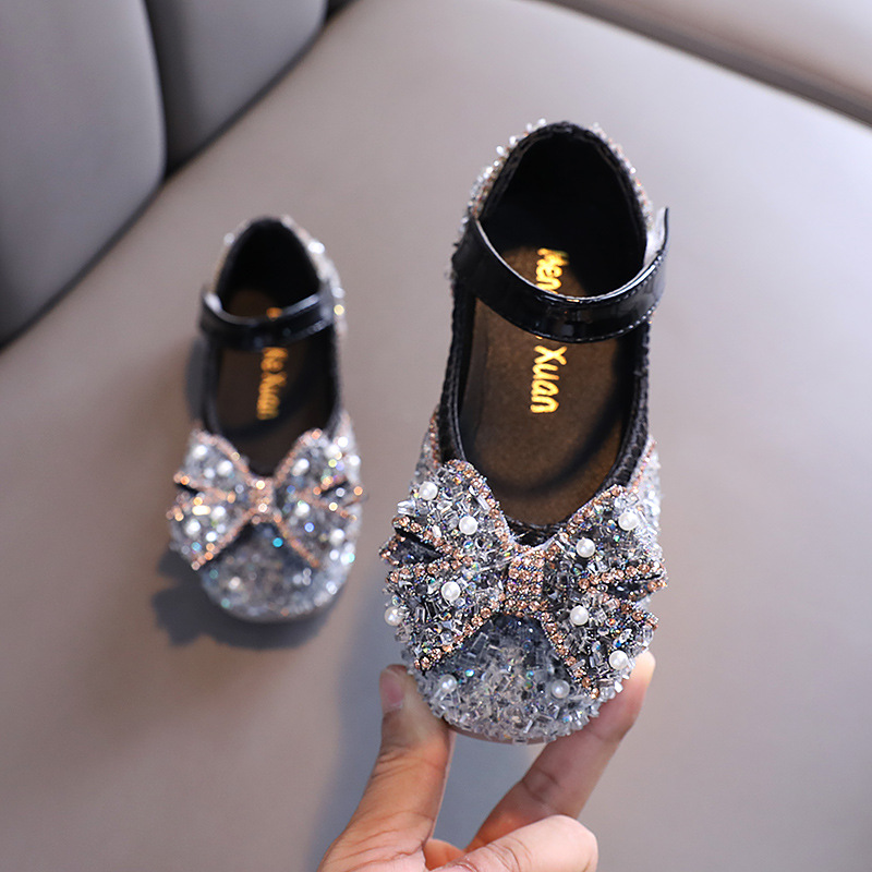 New girls' leather shoes with dresses, princess shoes, pearl bows, broken diamonds and soft sole shoes are suitable for daily casual birthday parties, school Christmas parties and banquets.