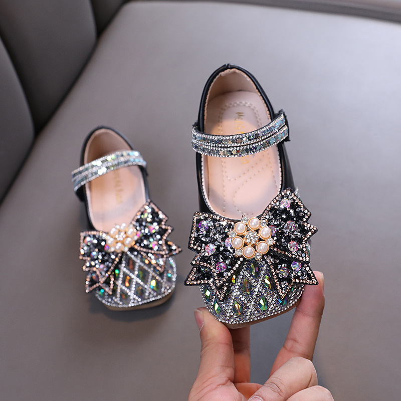 New girls' leather shoes with dresses, princess dresses, bows, pearl sequins and soft sole shoes are suitable for daily casual birthdays, school parties, family gatherings and dinner performances.