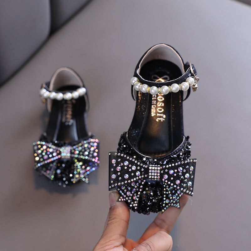 New girls' sandals, princess shoes, bows, pearl sequins and dresses, princess shoes, soft-soled shoes, are suitable for daily casual birthday, school party and dinner performances.