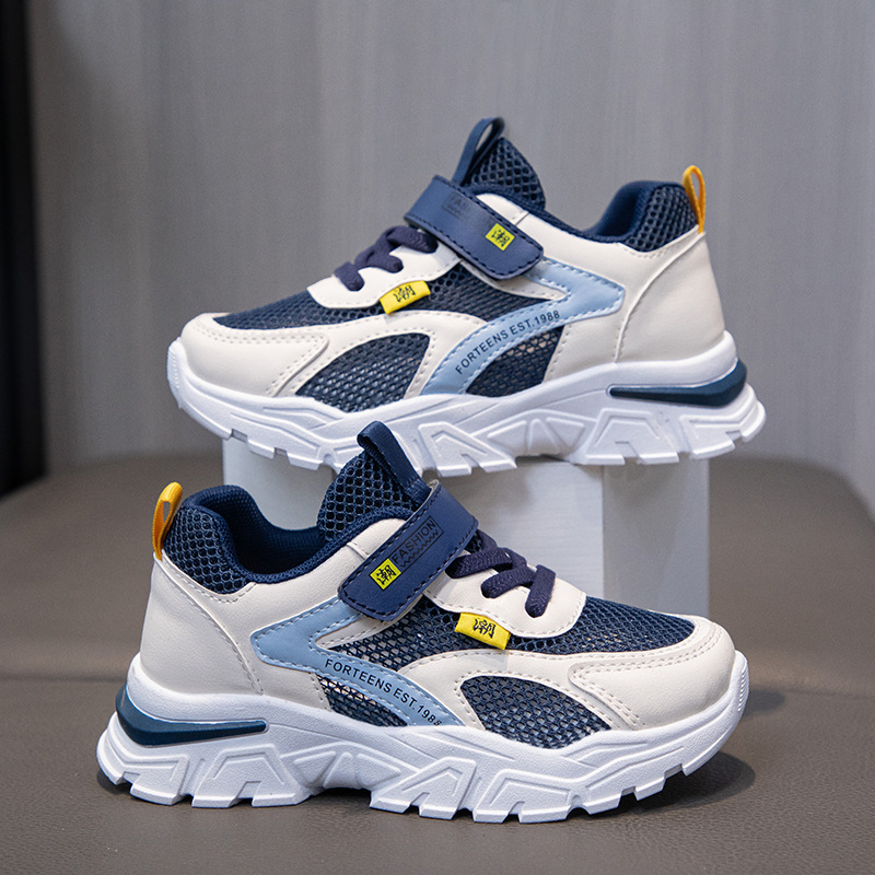 In summer, the new children's sports shoes are light, breathable and non-slip. hook and loop mesh soft-soled running shoes for boys and girls are suitable for daily leisure sports and outdoor training