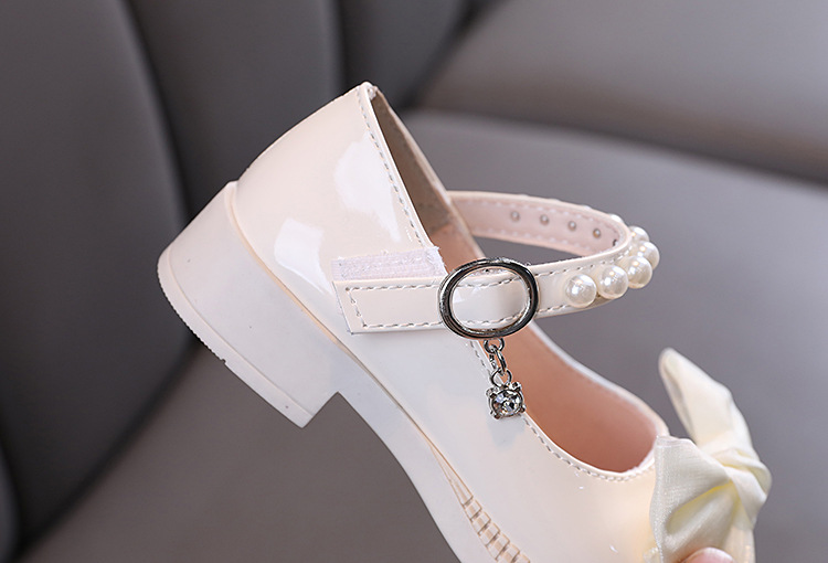 New girls' shoes, princess shoes, bow pearls and soft soles with dresses and shoes are suitable for daily casual birthday parties, school Christmas parties and banquets.