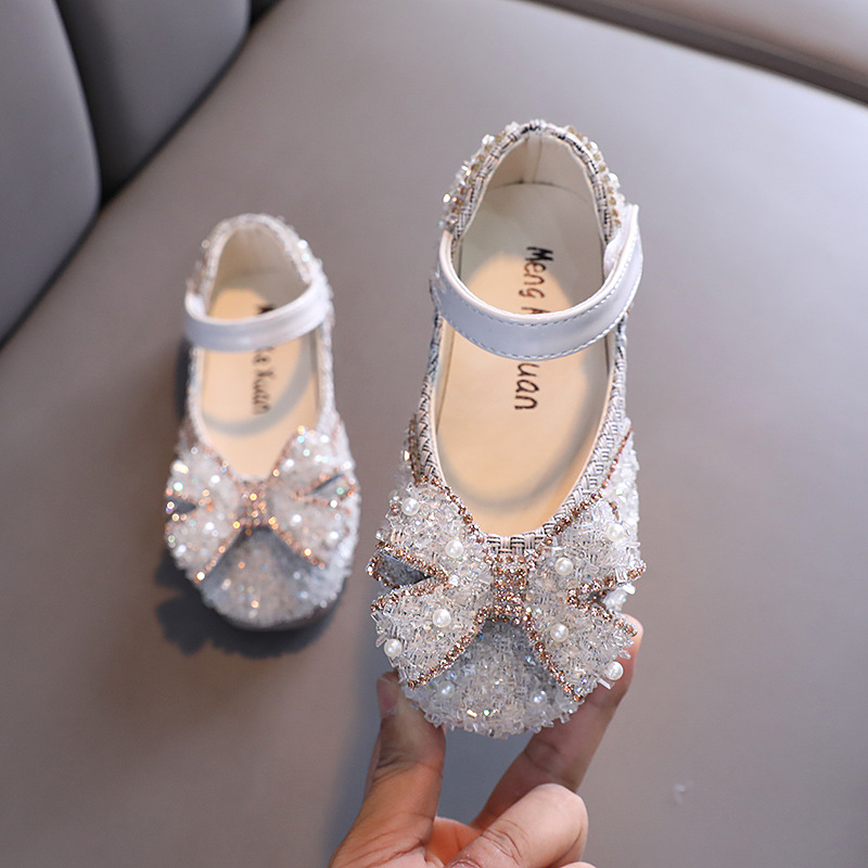 New girls' leather shoes with dresses, princess shoes, pearl bows, broken diamonds and soft sole shoes are suitable for daily casual birthday parties, school Christmas parties and banquets.