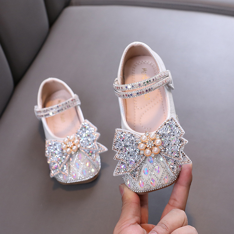 New girls' leather shoes with dresses, princess dresses, bows, pearl sequins and soft sole shoes are suitable for daily casual birthdays, school parties, family gatherings and dinner performances.