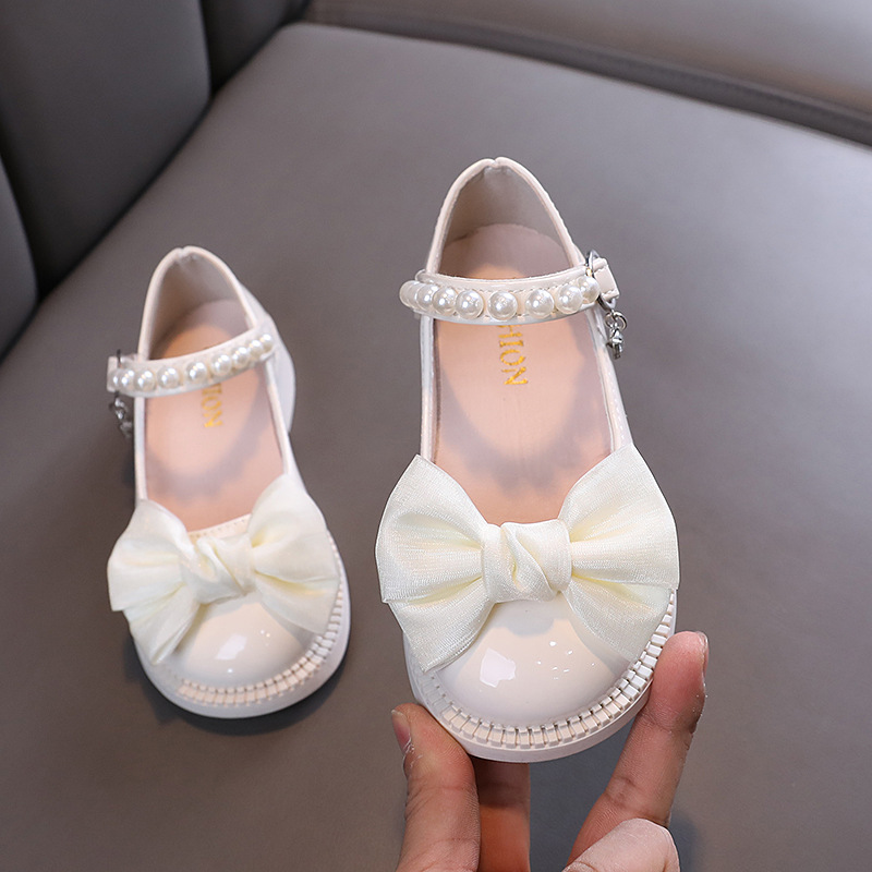 New girls' shoes, princess shoes, bow pearls and soft soles with dresses and shoes are suitable for daily casual birthday parties, school Christmas parties and banquets.