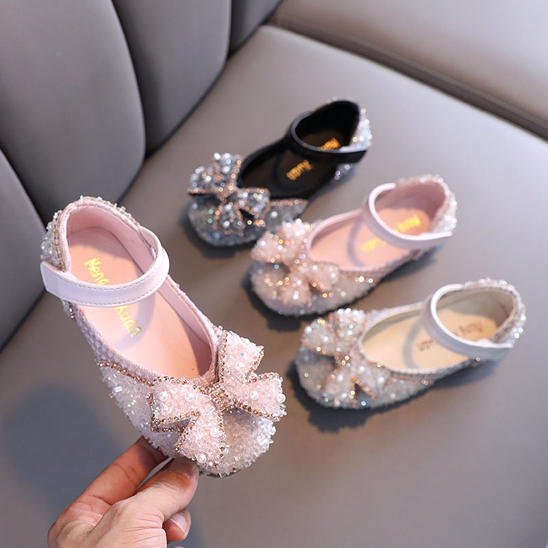 New girls' leather shoes with dresses, princess shoes, pearl bows, broken diamonds and soft sole shoes are suitable for daily casual birthday parties, school Christmas parties and banquets.