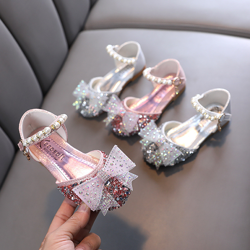 New girls' sandals, princess shoes, bows, pearl sequins and dresses, princess shoes, soft-soled shoes, are suitable for daily casual birthday, school party and dinner performances.