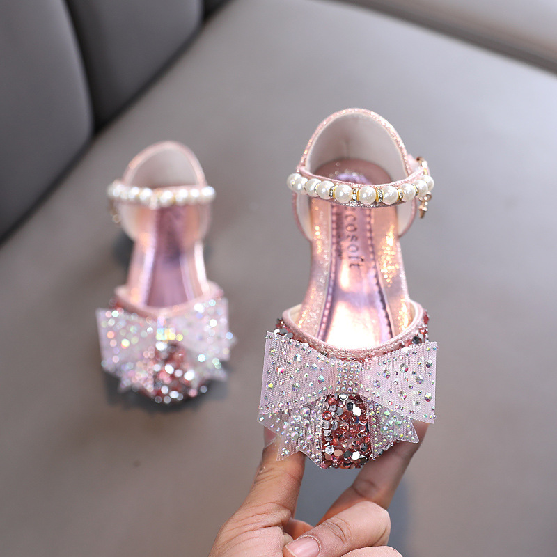 New girls' sandals, princess shoes, bows, pearl sequins and dresses, princess shoes, soft-soled shoes, are suitable for daily casual birthday, school party and dinner performances.