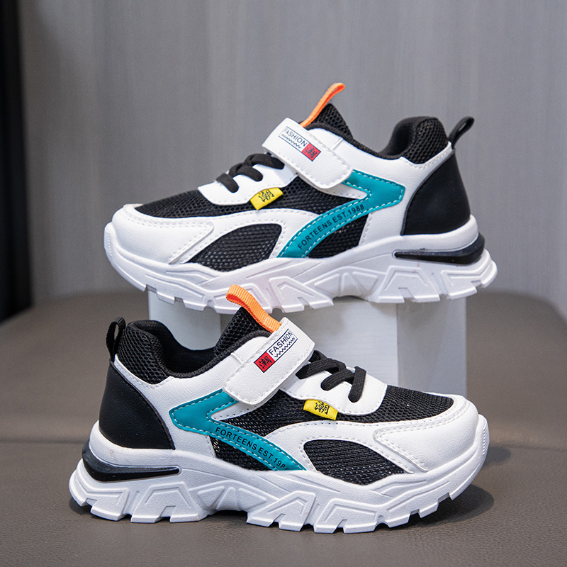 In summer, the new children's sports shoes are light, breathable and non-slip. hook and loop mesh soft-soled running shoes for boys and girls are suitable for daily leisure sports and outdoor training