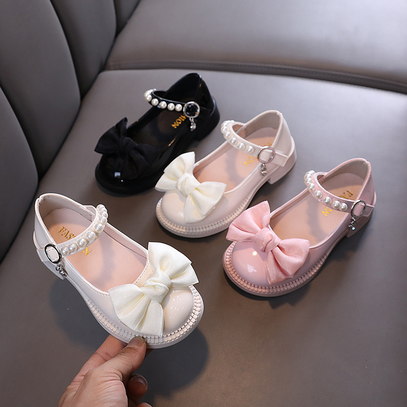 New girls' shoes, princess shoes, bow pearls and soft soles with dresses and shoes are suitable for daily casual birthday parties, school Christmas parties and banquets.