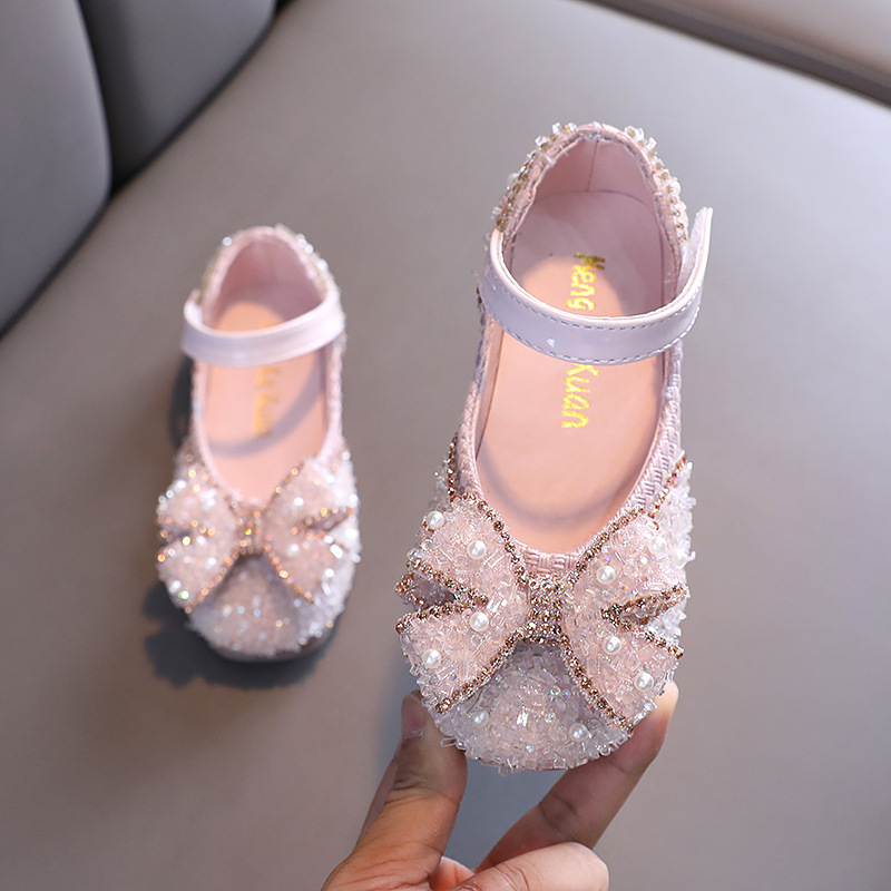 New girls' leather shoes with dresses, princess shoes, pearl bows, broken diamonds and soft sole shoes are suitable for daily casual birthday parties, school Christmas parties and banquets.