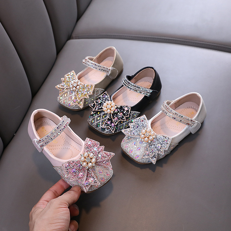 New girls' leather shoes with dresses, princess dresses, bows, pearl sequins and soft sole shoes are suitable for daily casual birthdays, school parties, family gatherings and dinner performances.