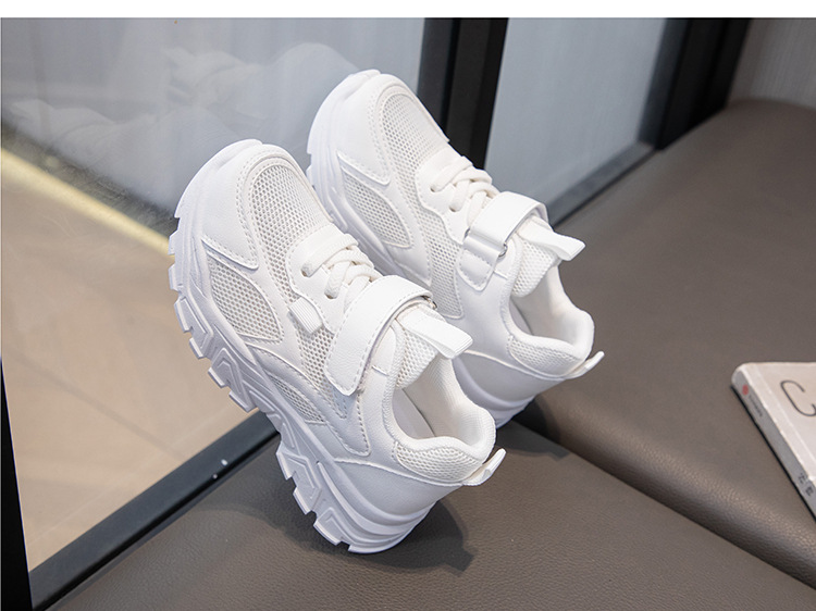 In summer, the new children's sports shoes are light, breathable and non-slip. hook and loop mesh soft-soled running shoes for boys and girls are suitable for daily leisure sports and outdoor training