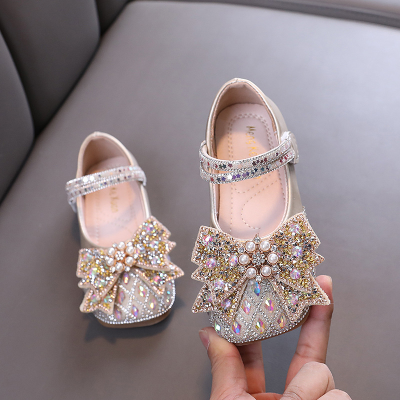 New girls' leather shoes with dresses, princess dresses, bows, pearl sequins and soft sole shoes are suitable for daily casual birthdays, school parties, family gatherings and dinner performances.