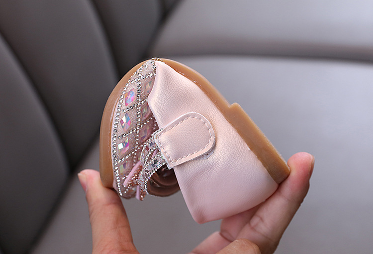 New girls' leather shoes with dresses, princess dresses, bows, pearl sequins and soft sole shoes are suitable for daily casual birthdays, school parties, family gatherings and dinner performances.