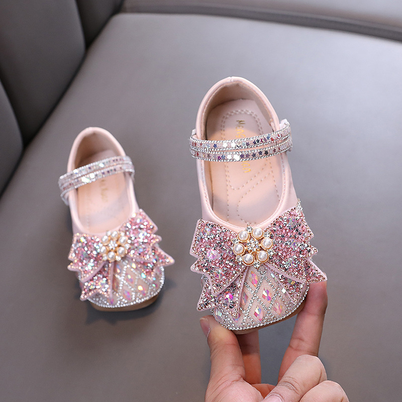 New girls' leather shoes with dresses, princess dresses, bows, pearl sequins and soft sole shoes are suitable for daily casual birthdays, school parties, family gatherings and dinner performances.