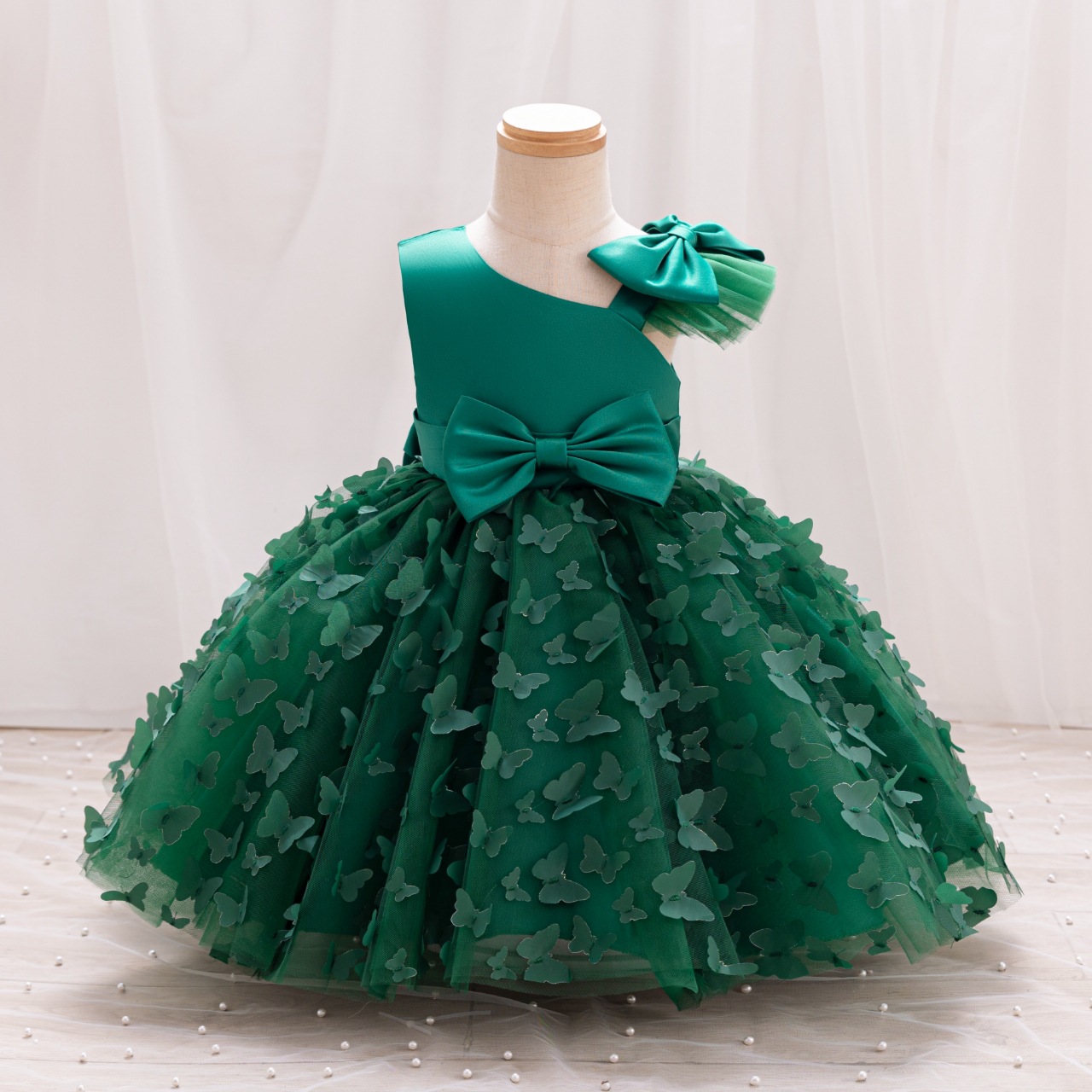 New girls' dresses in summer, round neck, flying sleeves, bow mesh and fluffy princess dress, are suitable for birthday school parties, family gatherings, dinner dresses and costumes.