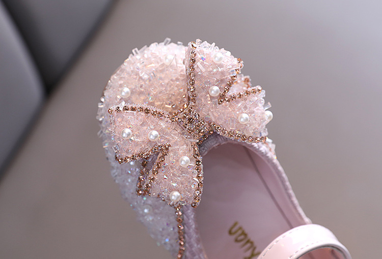 New girls' leather shoes with dresses, princess shoes, pearl bows, broken diamonds and soft sole shoes are suitable for daily casual birthday parties, school Christmas parties and banquets.