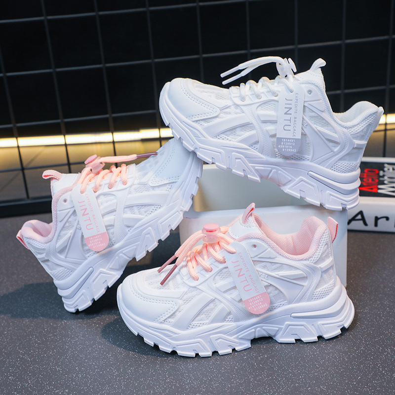 The new girls' sports shoes are light, breathable and non-slip mesh soft-soled children's running shoes suitable for daily leisure sports and outdoor running training.