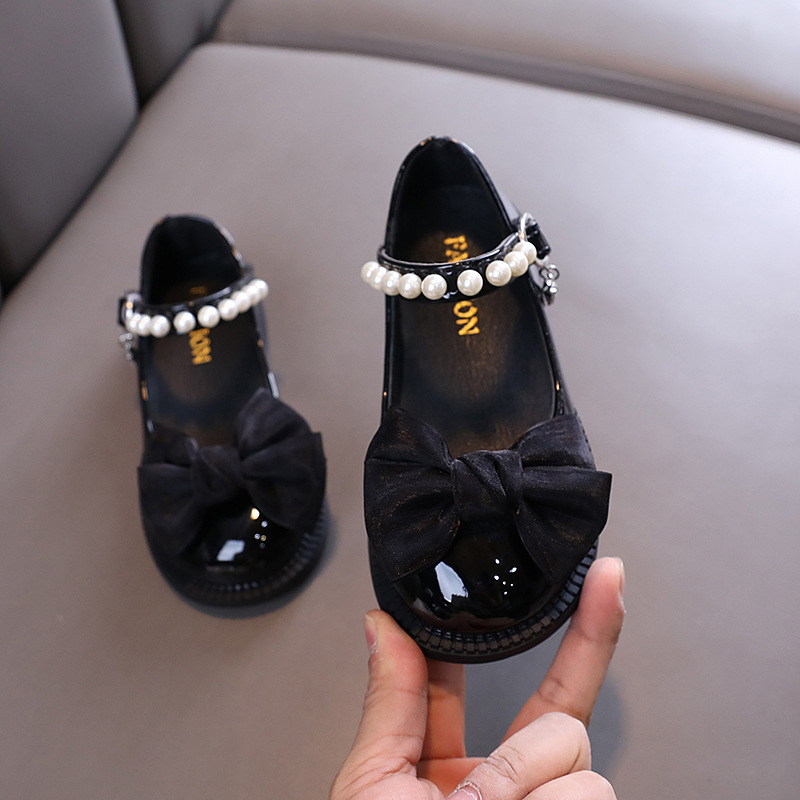 New girls' shoes, princess shoes, bow pearls and soft soles with dresses and shoes are suitable for daily casual birthday parties, school Christmas parties and banquets.