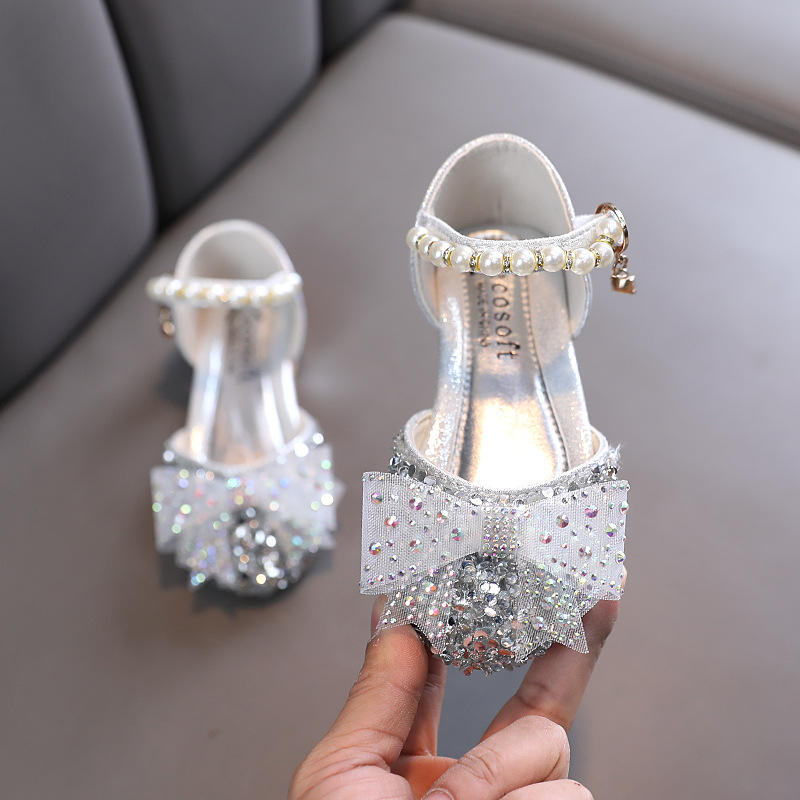 New girls' sandals, princess shoes, bows, pearl sequins and dresses, princess shoes, soft-soled shoes, are suitable for daily casual birthday, school party and dinner performances.