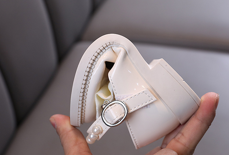 New girls' shoes, princess shoes, bow pearls and soft soles with dresses and shoes are suitable for daily casual birthday parties, school Christmas parties and banquets.