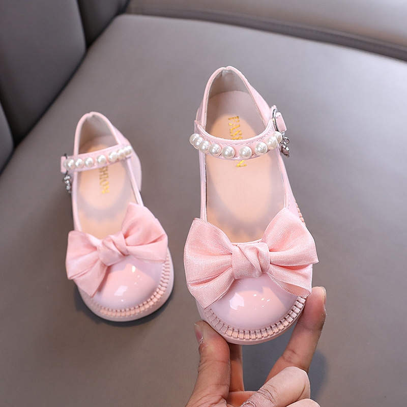 New girls' shoes, princess shoes, bow pearls and soft soles with dresses and shoes are suitable for daily casual birthday parties, school Christmas parties and banquets.