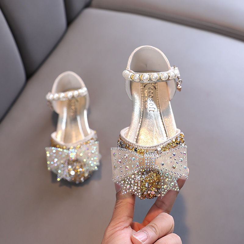 New girls' sandals, princess shoes, bows, pearl sequins and dresses, princess shoes, soft-soled shoes, are suitable for daily casual birthday, school party and dinner performances.