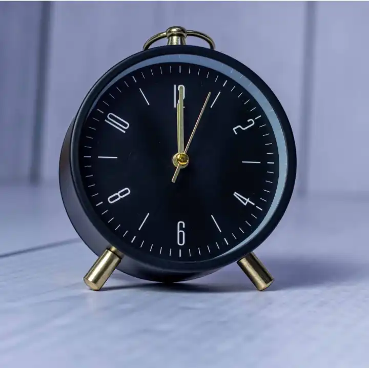 Luxury Gold Ring Table Clock – Modern Silent Quartz Desk Clock Elegant Home & Office Decor Timepiece